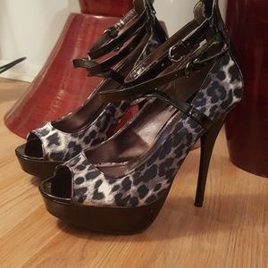 Bamboo black, white and gray peep toe pumps